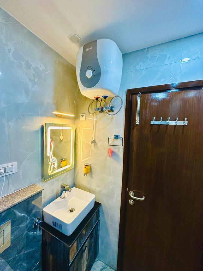 Hotel Samrat Residency 10 Mints Walking Distance Nizamuddin Railway Station New Delhi Exterior photo