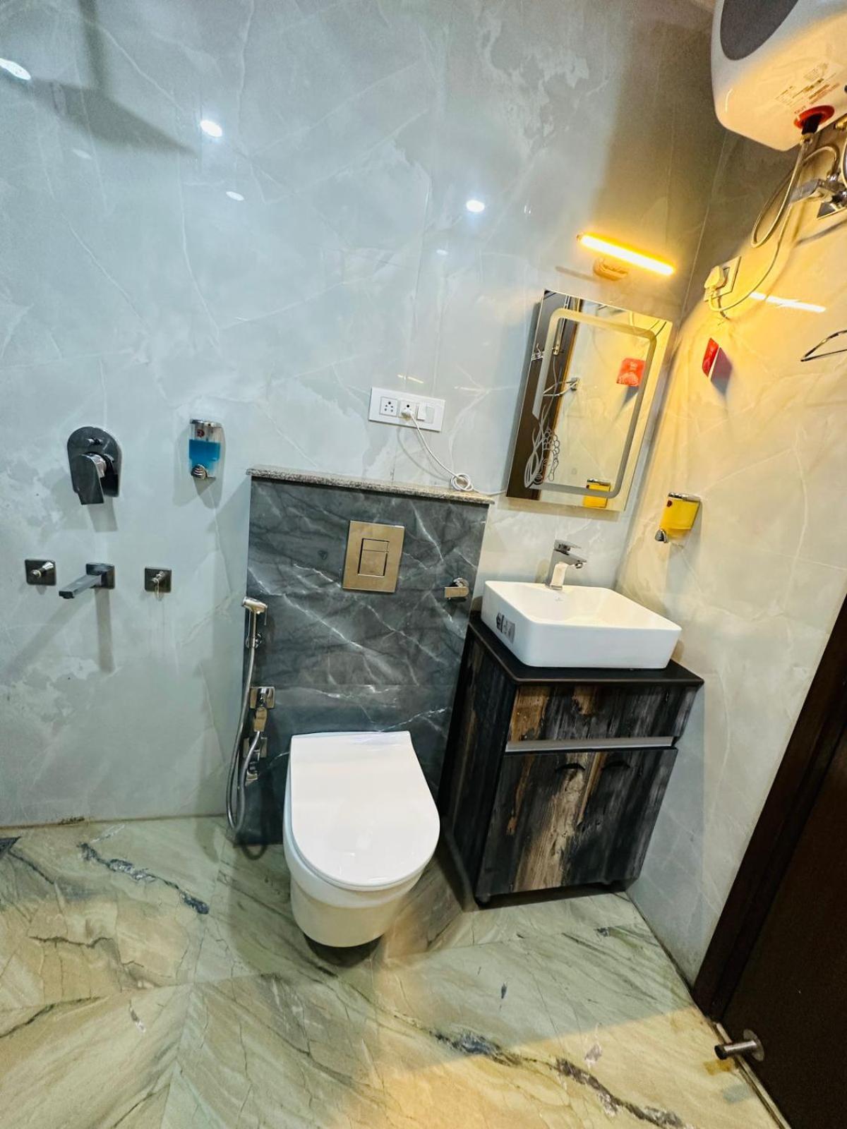 Hotel Samrat Residency 10 Mints Walking Distance Nizamuddin Railway Station New Delhi Exterior photo