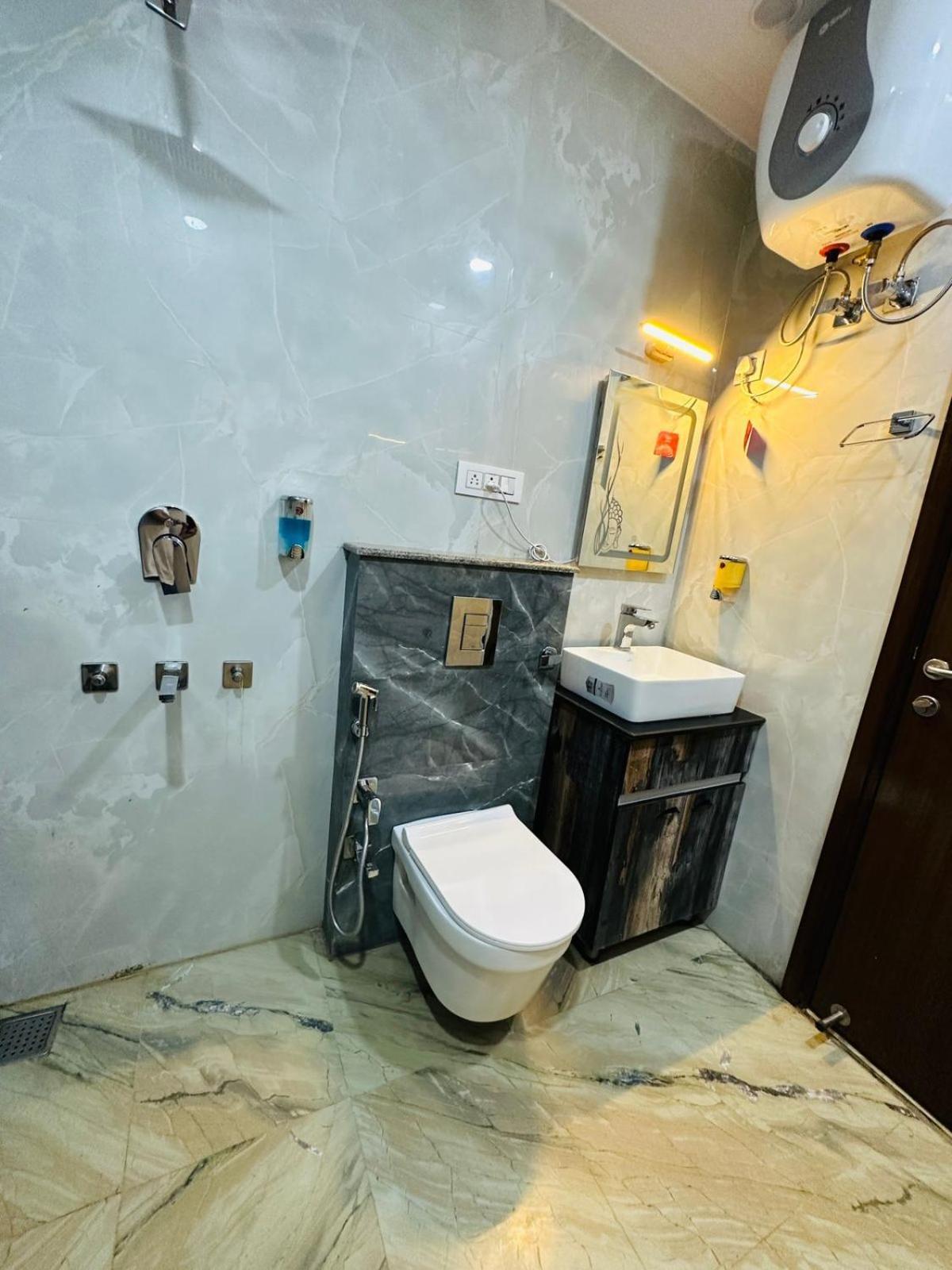 Hotel Samrat Residency 10 Mints Walking Distance Nizamuddin Railway Station New Delhi Exterior photo